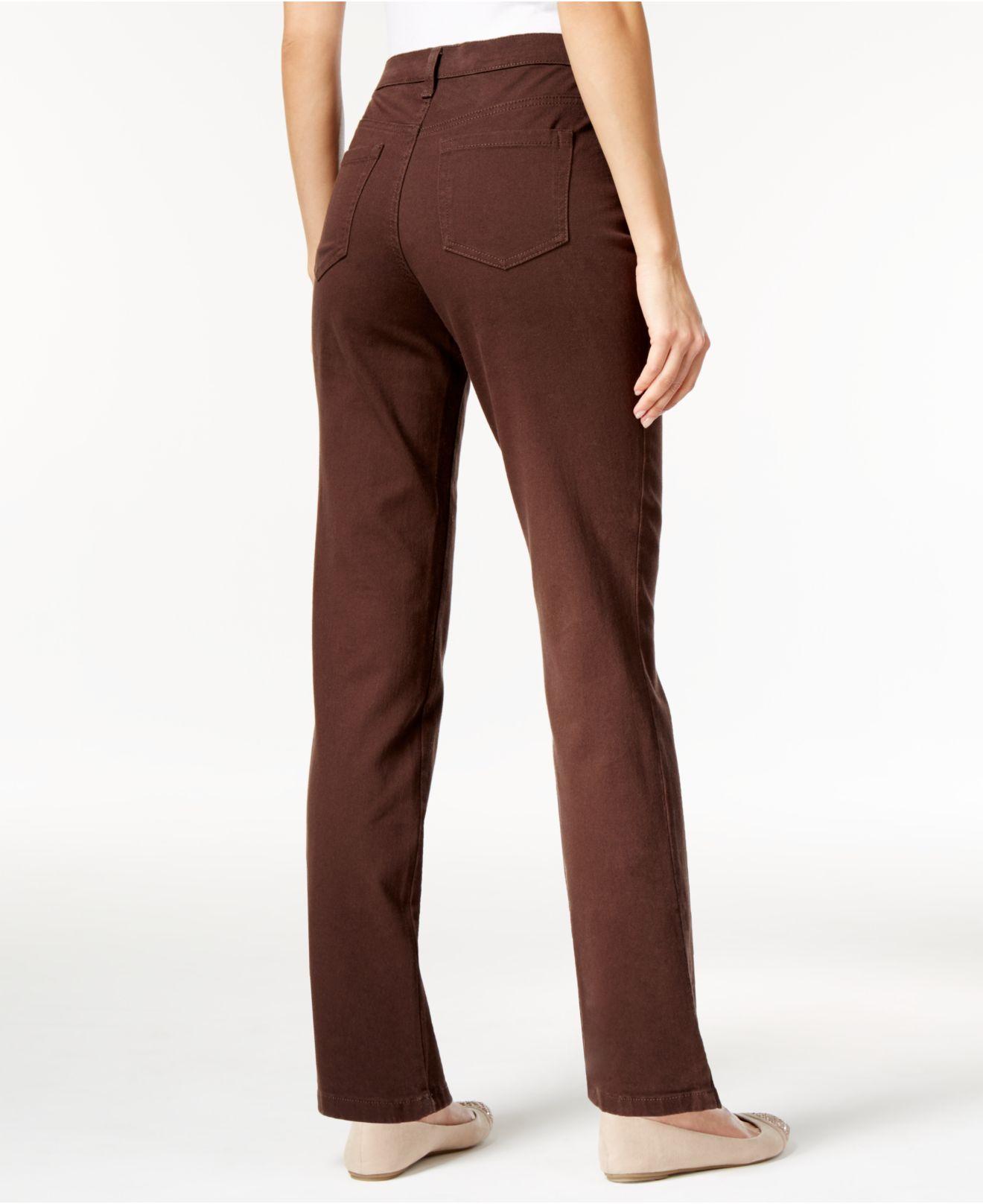 are straight jeans in style